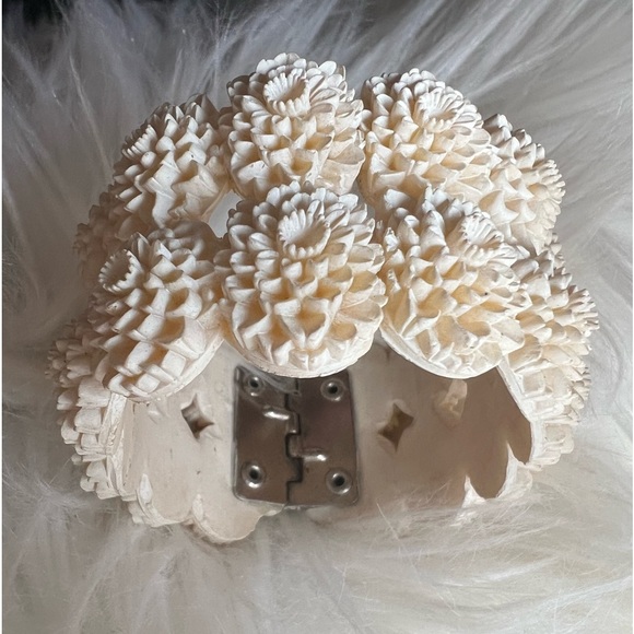 🤍 Faux Coral Flower Hinged Bracelet 🤍 - Picture 3 of 10